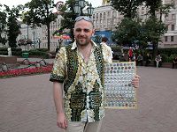 Обладатель самой большой в России коллекции пробок Сергей Тененбаум. В его собрании около 60 тысяч кронен-пробок из 183 стран мира.