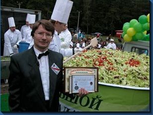 Главный редактор "Книги рекордов России", Президент "Агентства ПАРИ" Алексей Свистунов регистрирует самый большой салат в мире весом 2705 килограммов.