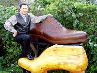 Размер ботинка на данном примере можно оценить в связи со стоящим рядом человеком и обычным ботинком на его ноге, причем подразумевается, что у человека средний рост, то есть он не карлик и не великан.